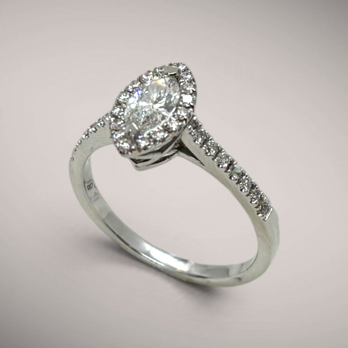 Anello in oro kt18 con diamante taglio marquise ct0,46 F VS e diamanti taglio brillante ct0,30