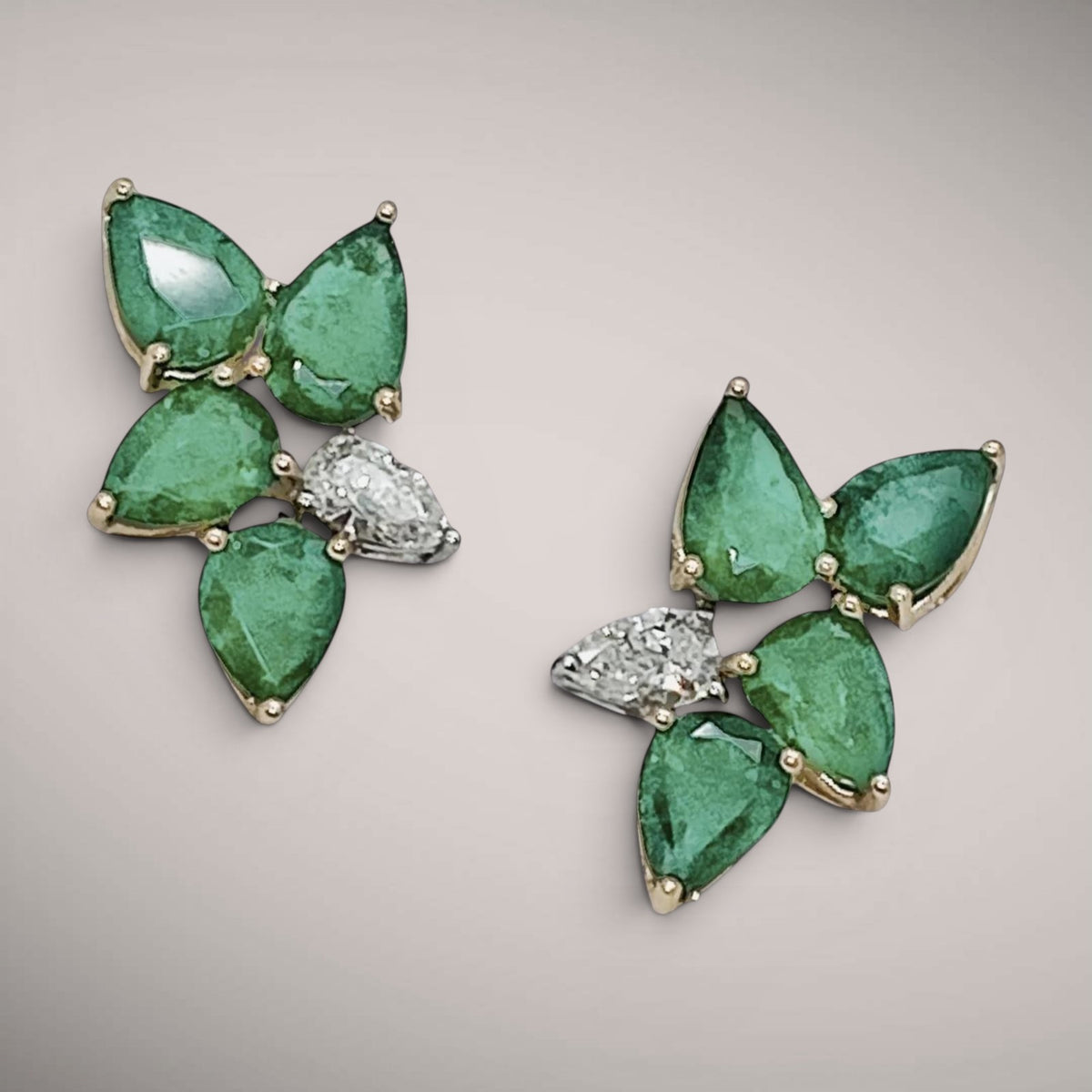 Orecchini in oro kt18 con smeraldi ct8,94 e diamanti taglio goccia ct0,87