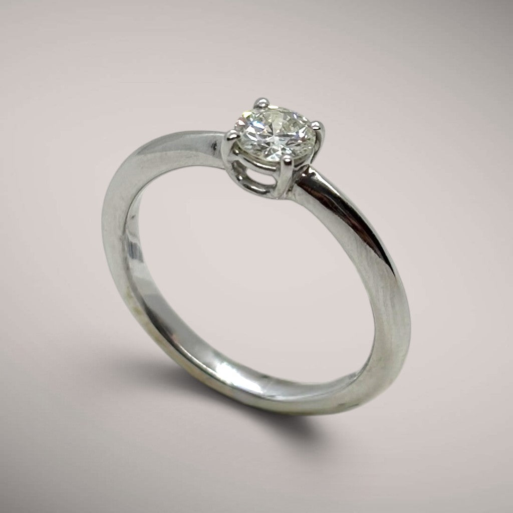 Anello in oro kt18 con diamante taglio brillante ct0,30 I I1