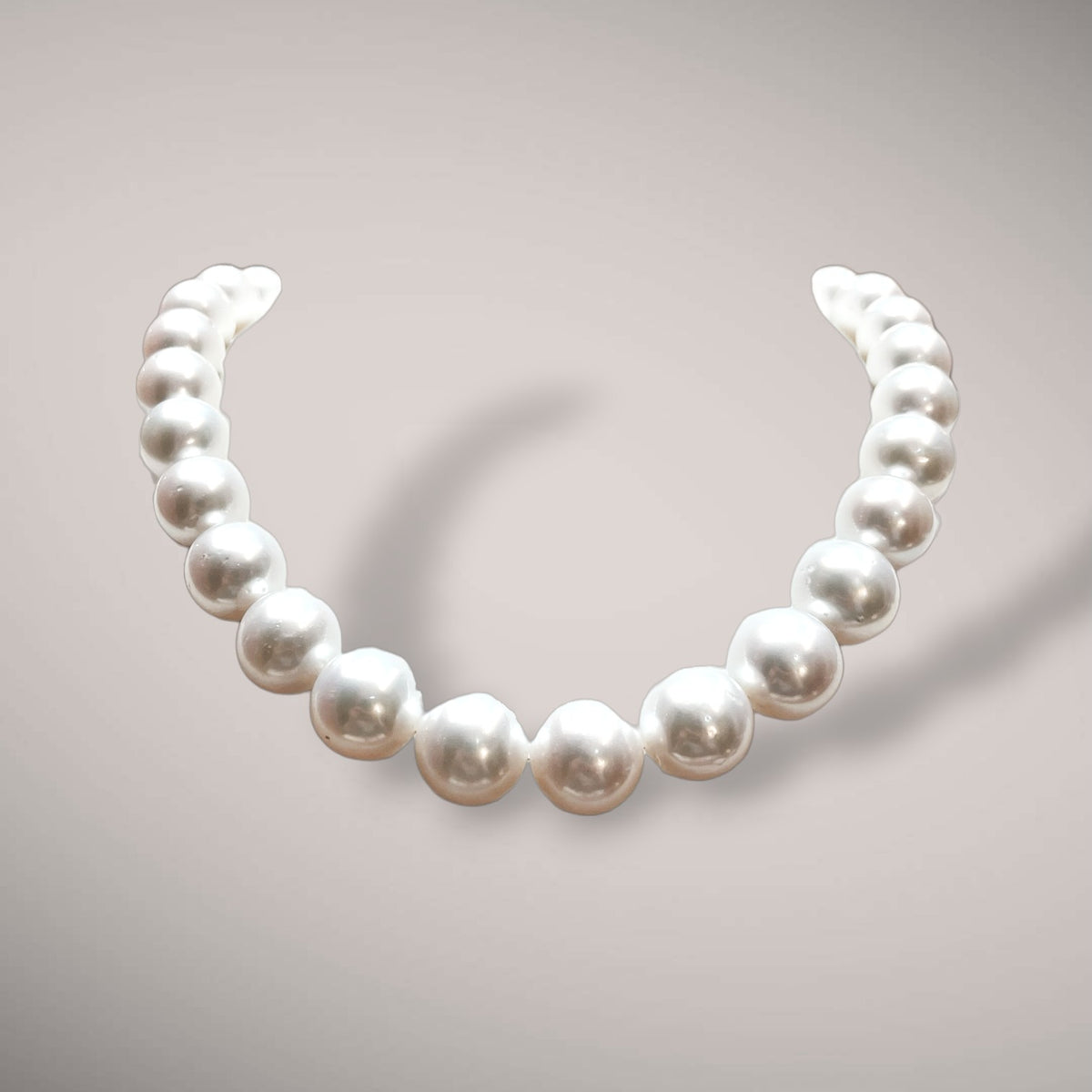 Collana con chiusura in oro kt18, diamanti taglio brillante ct0,20 e perle australiane
