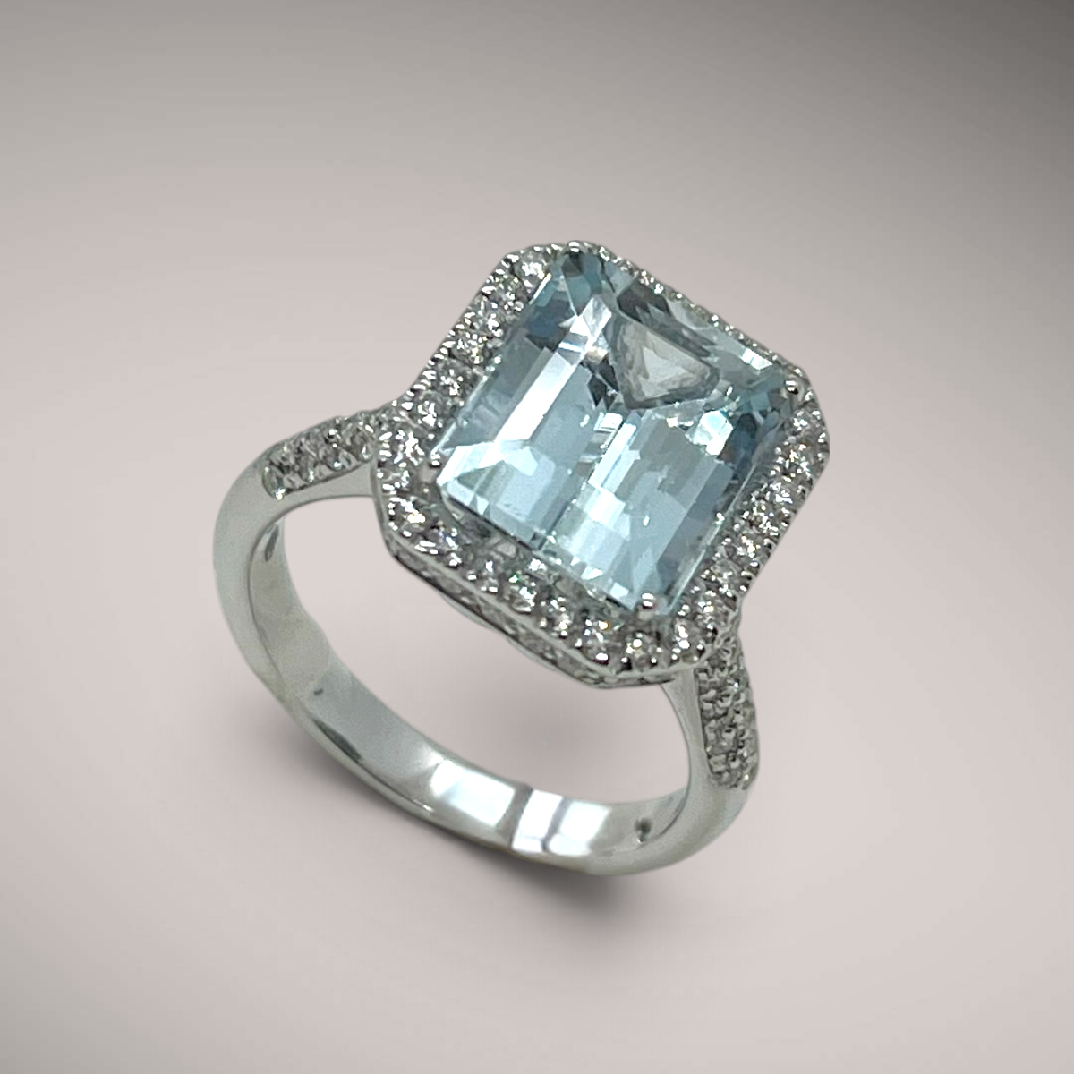 Anello in oro kt18 diamanti taglio brillante ct0,63 e acquamarina ct4,28
