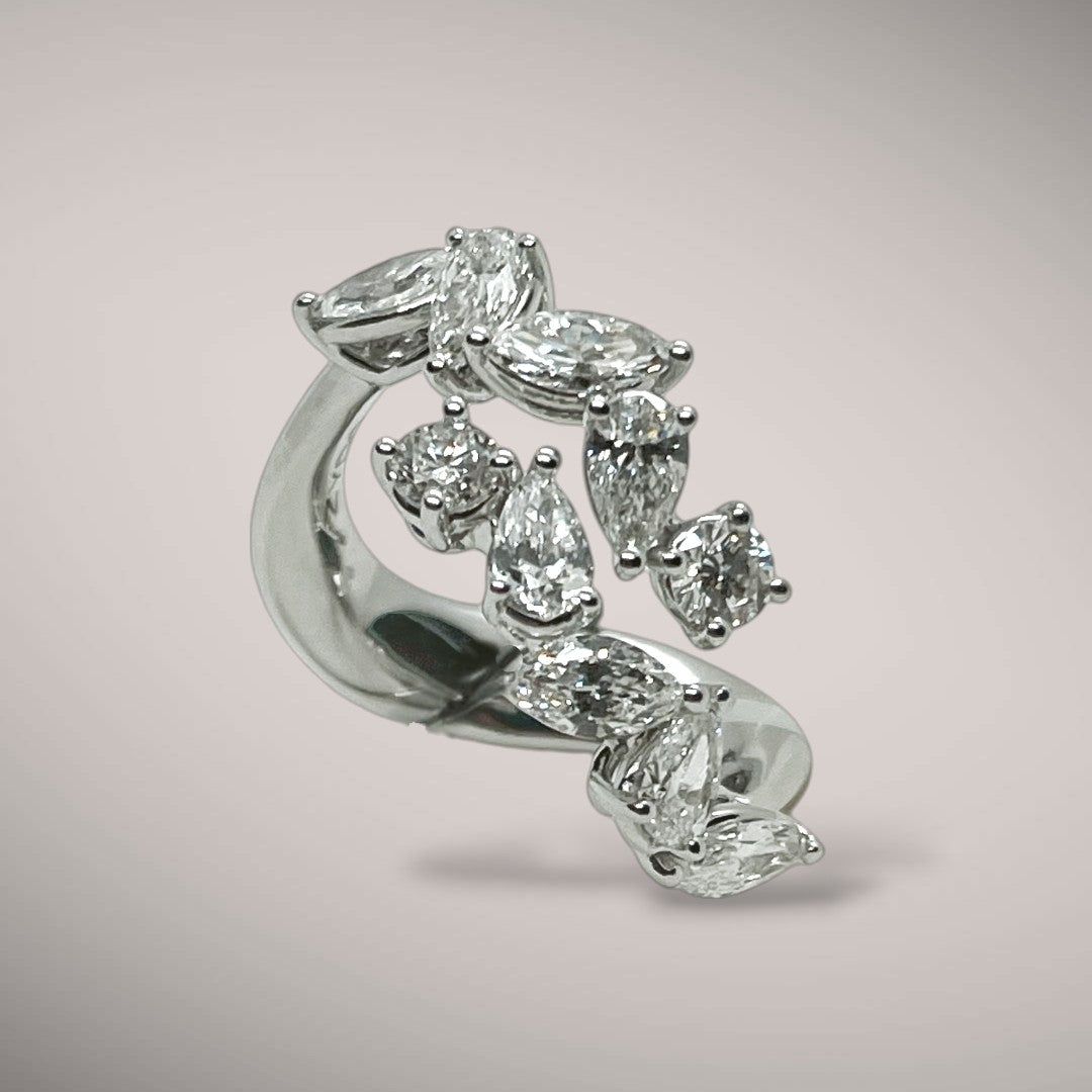 Anello in oro kt18 con diamanti fancy shape ct2,82 F Vs