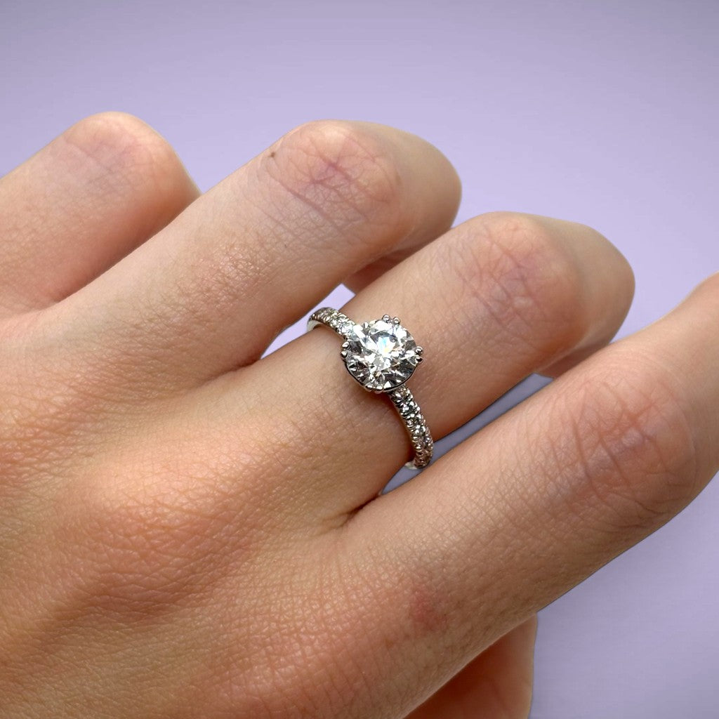 Anello in oro kt18 con diamante taglio brillante ct1,50 G SI2 certificato IGI e con diamanti ct0,21 F VS