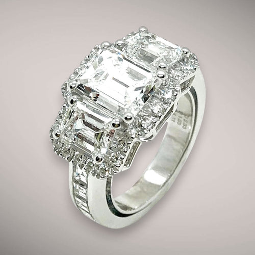Anello con diamante taglio smeraldo ct2,33 certificato GIA e diamanti taglio smeraldo