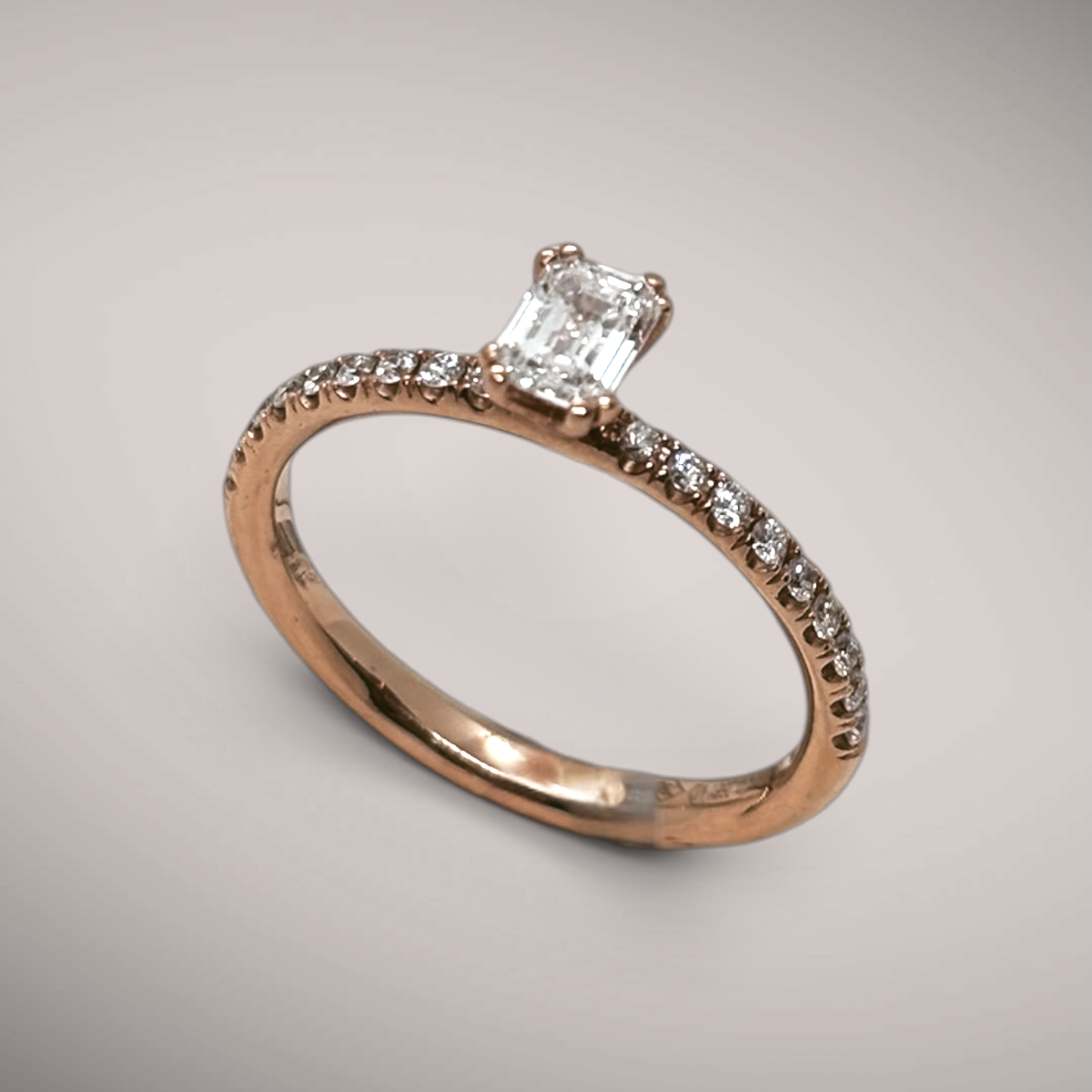 Anello in oro rosa kt18 con diamante taglio smeraldo ct0,43 e diamanti taglio brillante ct018