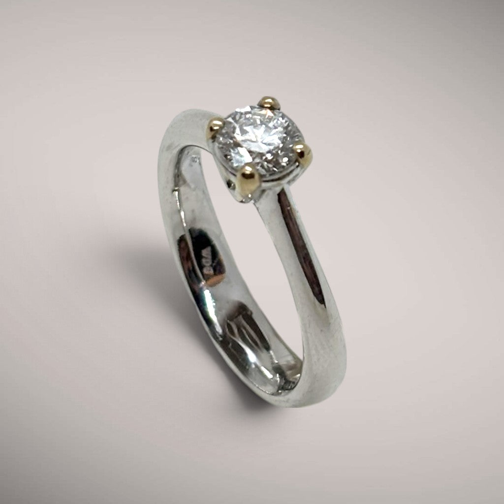 Anello in oro kt18 con diamante taglio brillante ct0,36 H VS2
