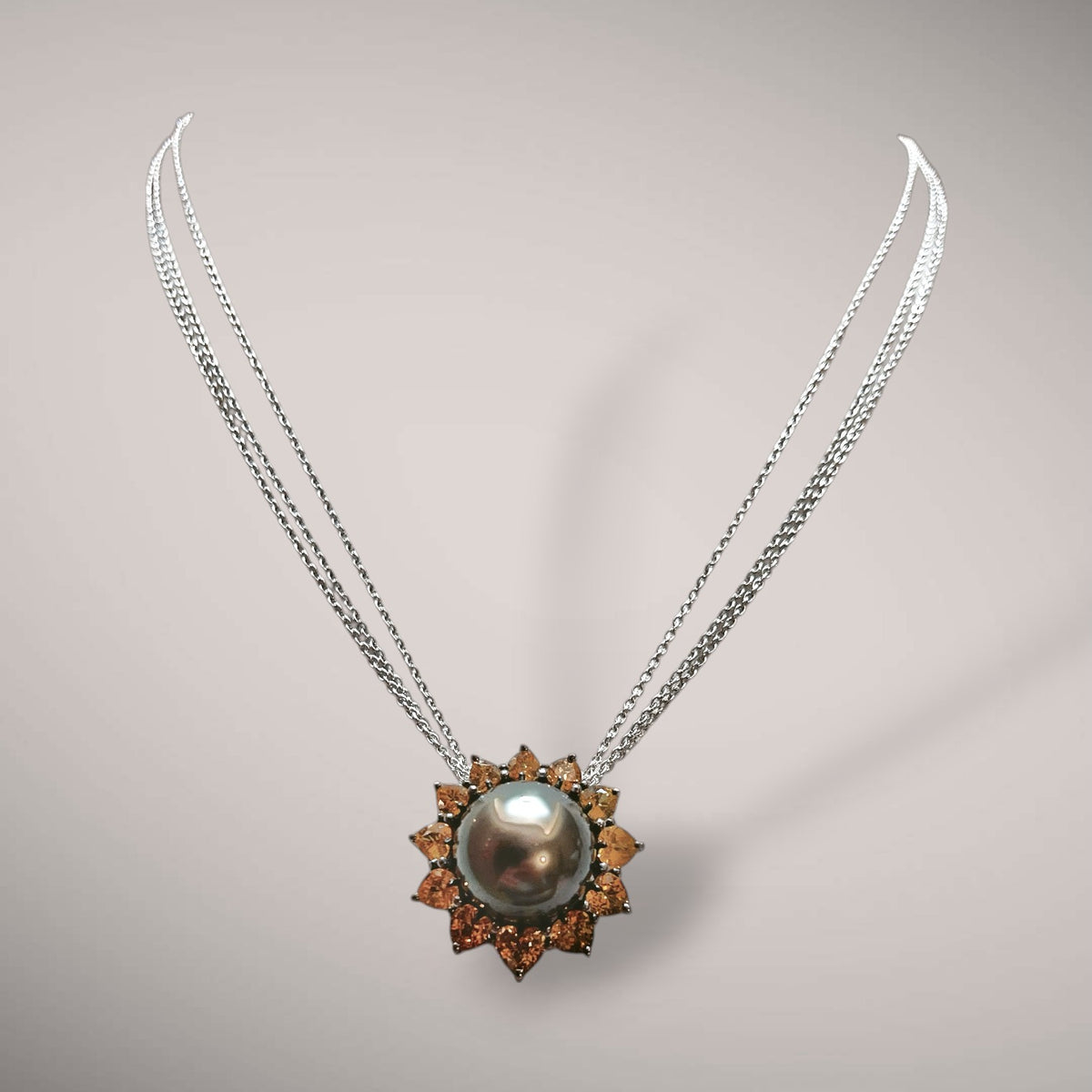 Girocollo in oro kt18 con perla thaitiana naturale coltivata e zaffiri