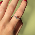 Anello in oro kt18 con diamante taglio smeraldo ct0,42 e diamanti taglio brillante ct0,18