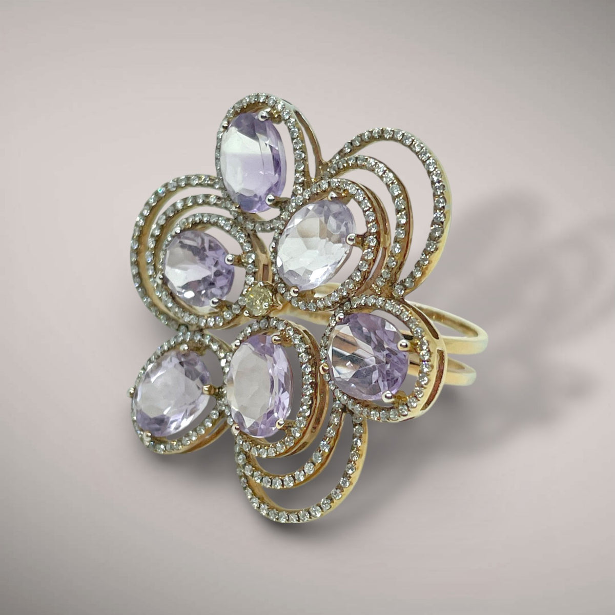 Anello in oro kt18 con diamanti tagli brillante ct1,09 e ametiste ct9,73