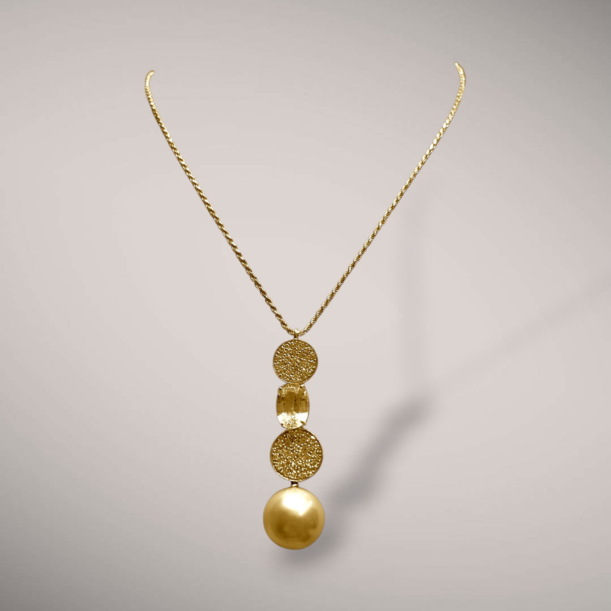 Girocollo in oro kt18 con perla australiana gold,zaffiro giallo e diamanti taglio brillante ct1,70