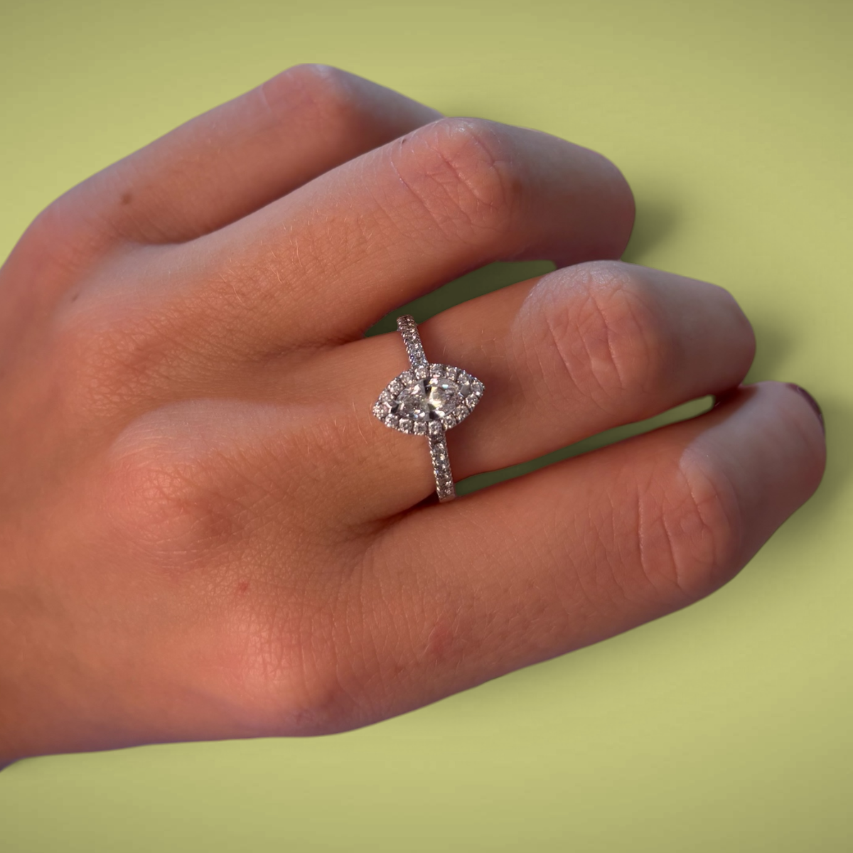 Anello in oro kt18 con diamante taglio marquise ct0,46 F VS e diamanti taglio brillante ct0,30