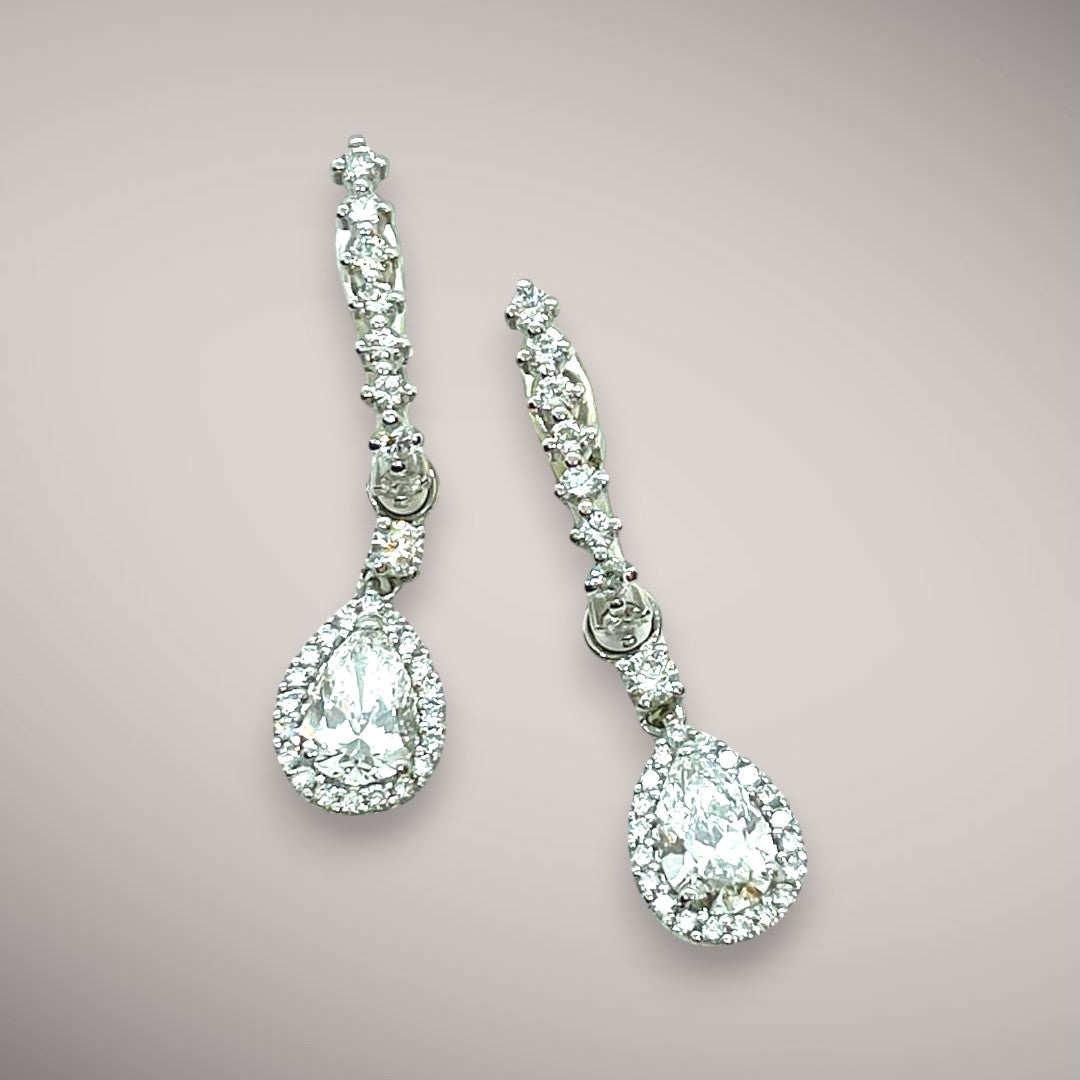 Orecchini con diamanti taglio goccia ct0,68 e 0,70 certificati e diamanti taglio brillante ct0,96