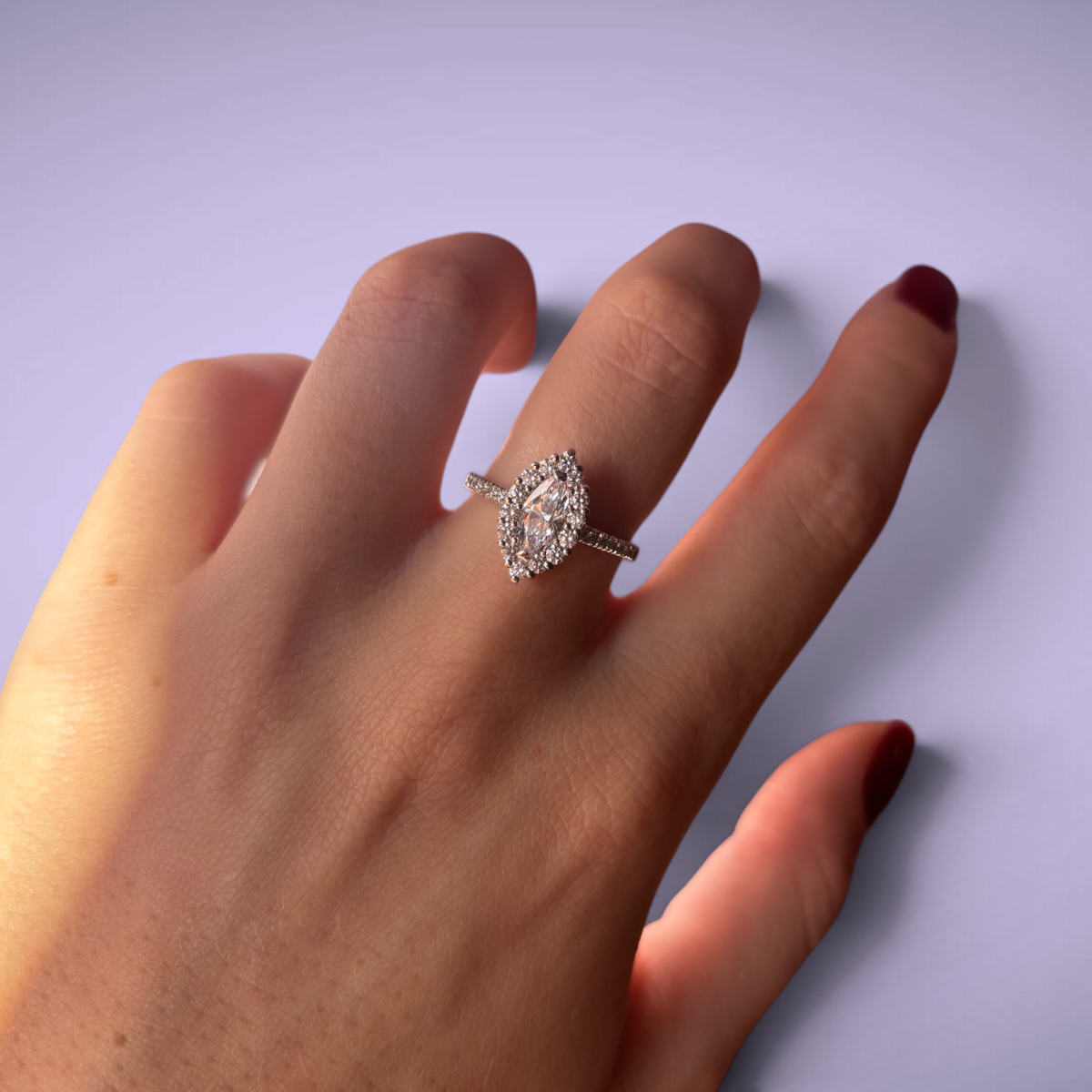 Anello in oro kt18 con diamante marquise ct0,70 F VS e diamanti taglio brillante ct0,74