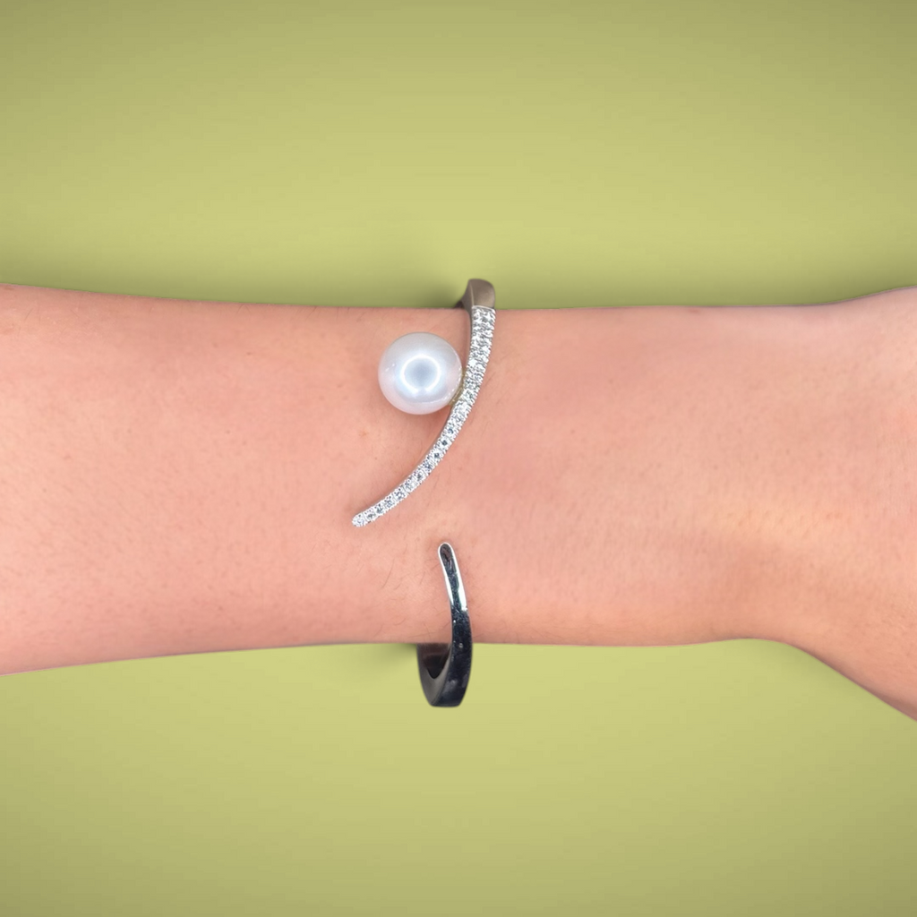 Bracciale  con diamanti taglio brillante ct0,29 F VS e perla australiana naturale coltivata