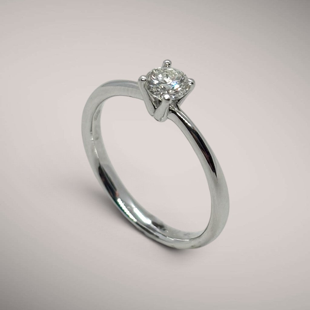 Anello in oro kt18 con diamante taglio brillante ct0,33 K VS