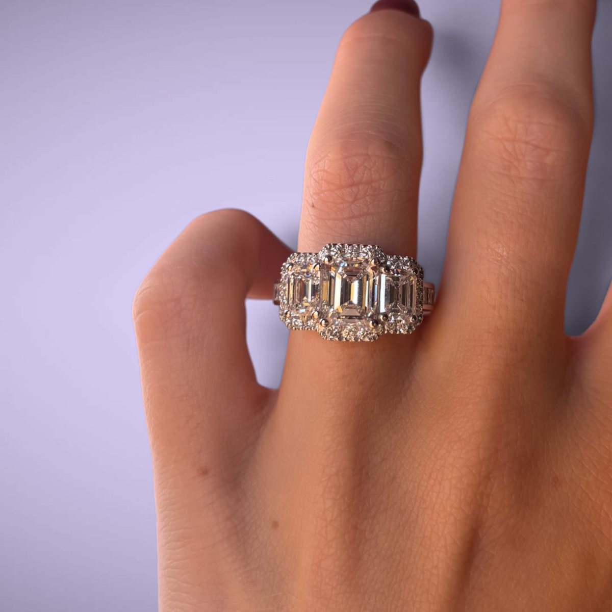 Anello con diamante taglio smeraldo ct2,33 certificato GIA e diamanti taglio smeraldo