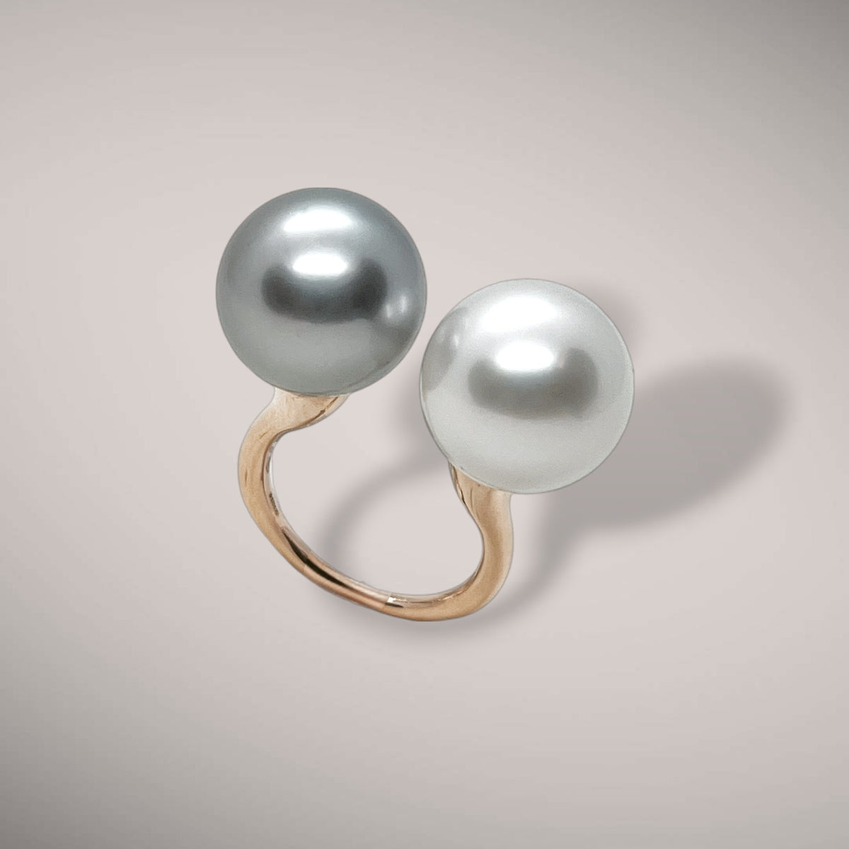 Anello in oro kt18 con perla australiana naturale coltivata e perla thaitiana