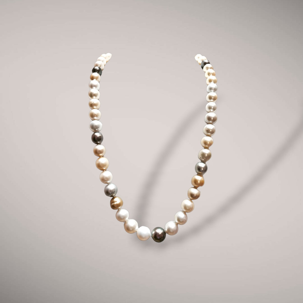 Collana con chiusura in oro kt18 in zaffiri e diamanti e perle naturali multicolor