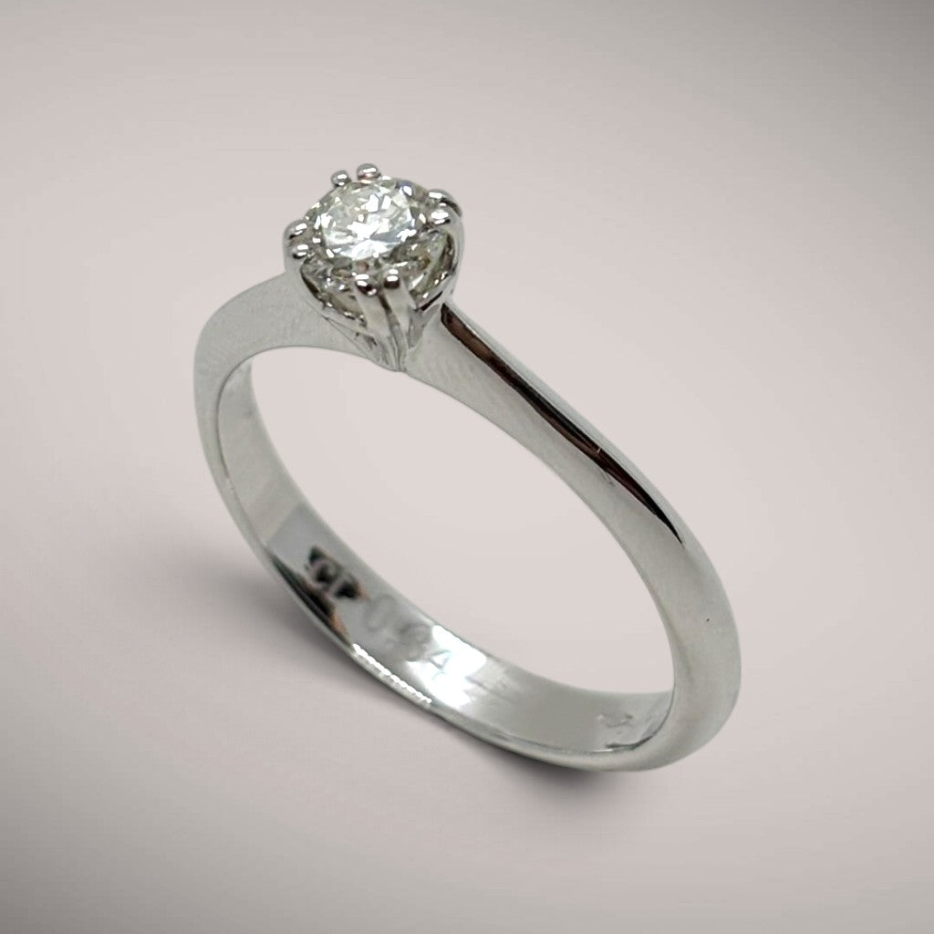 Anello in oro kt18 con diamante taglio brillante ct0,34 N VS1