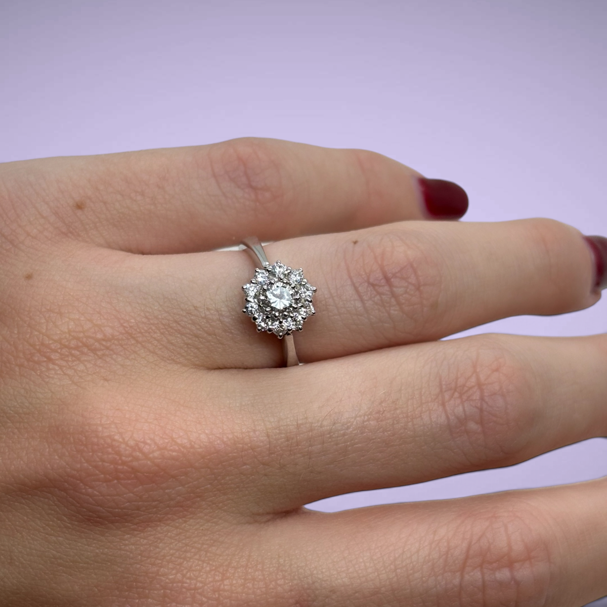 Anello in oro kt18 con diamante taglio brillante centrale ct 0,28 G VS1 certificato GIA e con diamanti ct 0,40