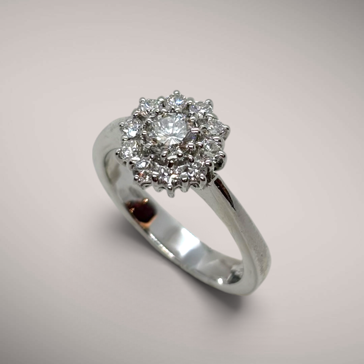Anello in oro kt18 con diamante taglio brillante centrale ct 0,28 G VS1 certificato GIA e con diamanti ct 0,40