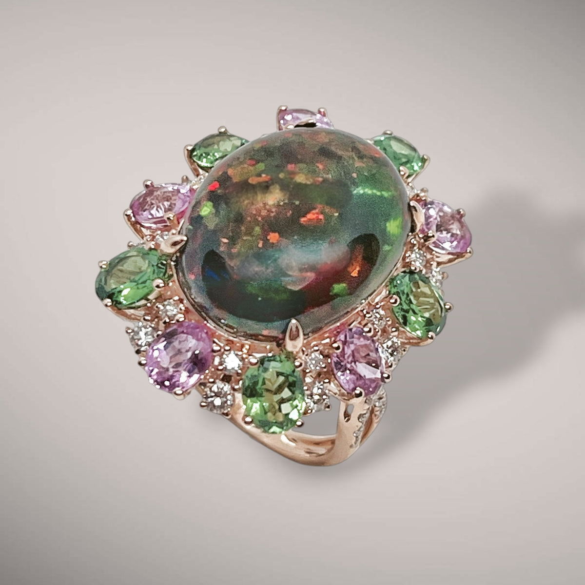 Anello in oro kt18 con opale ct5,00, diamanti taglio brillante ct0,70 e zaffiri ct7,35