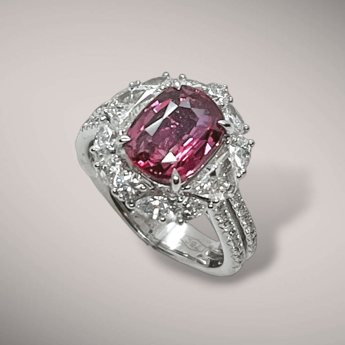 Anello con rubino ct3,03 certificato e diamanti  ct1,41