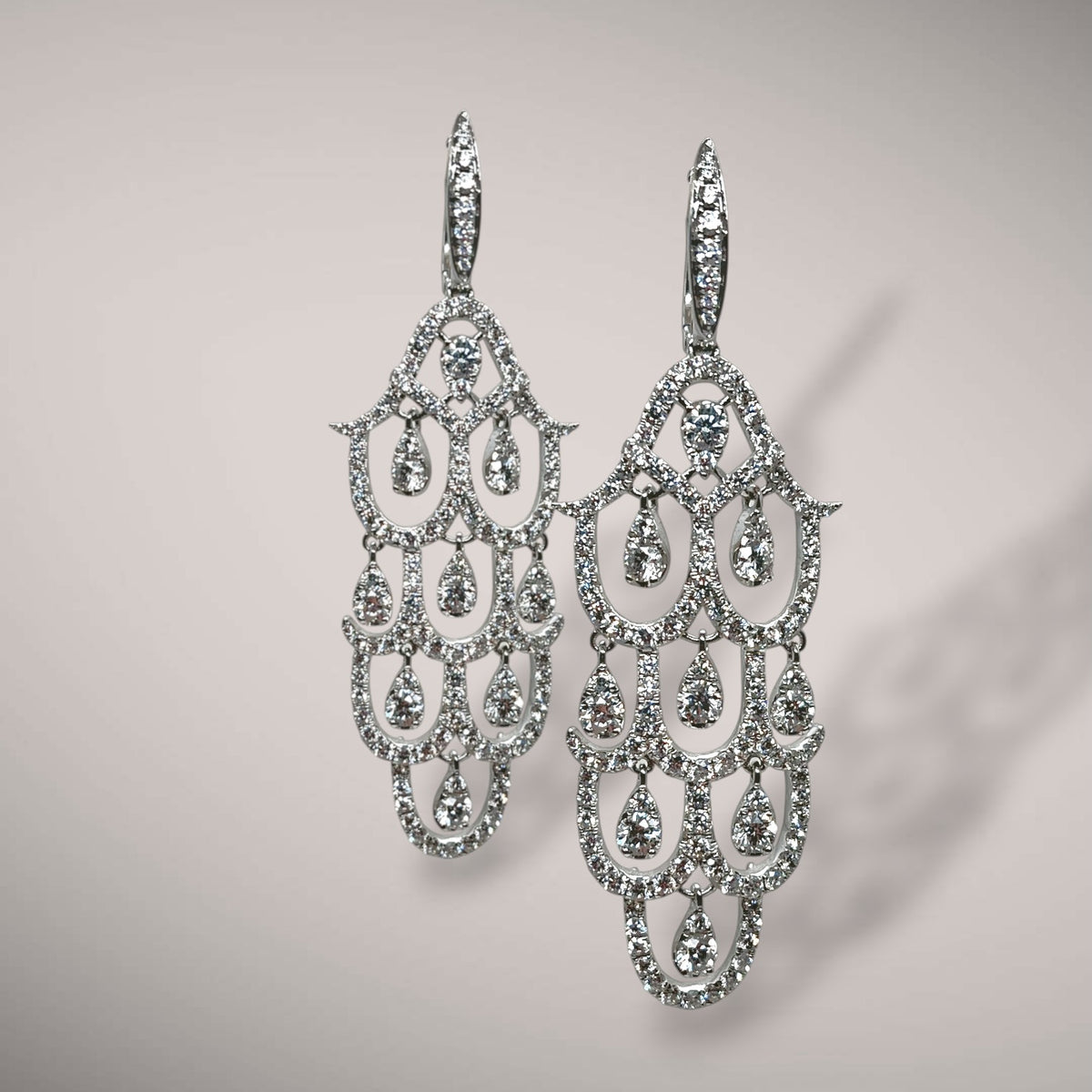 Orecchini in oro kt18 con diamanti taglio brillante e tagli goccia ct5,68 F VS