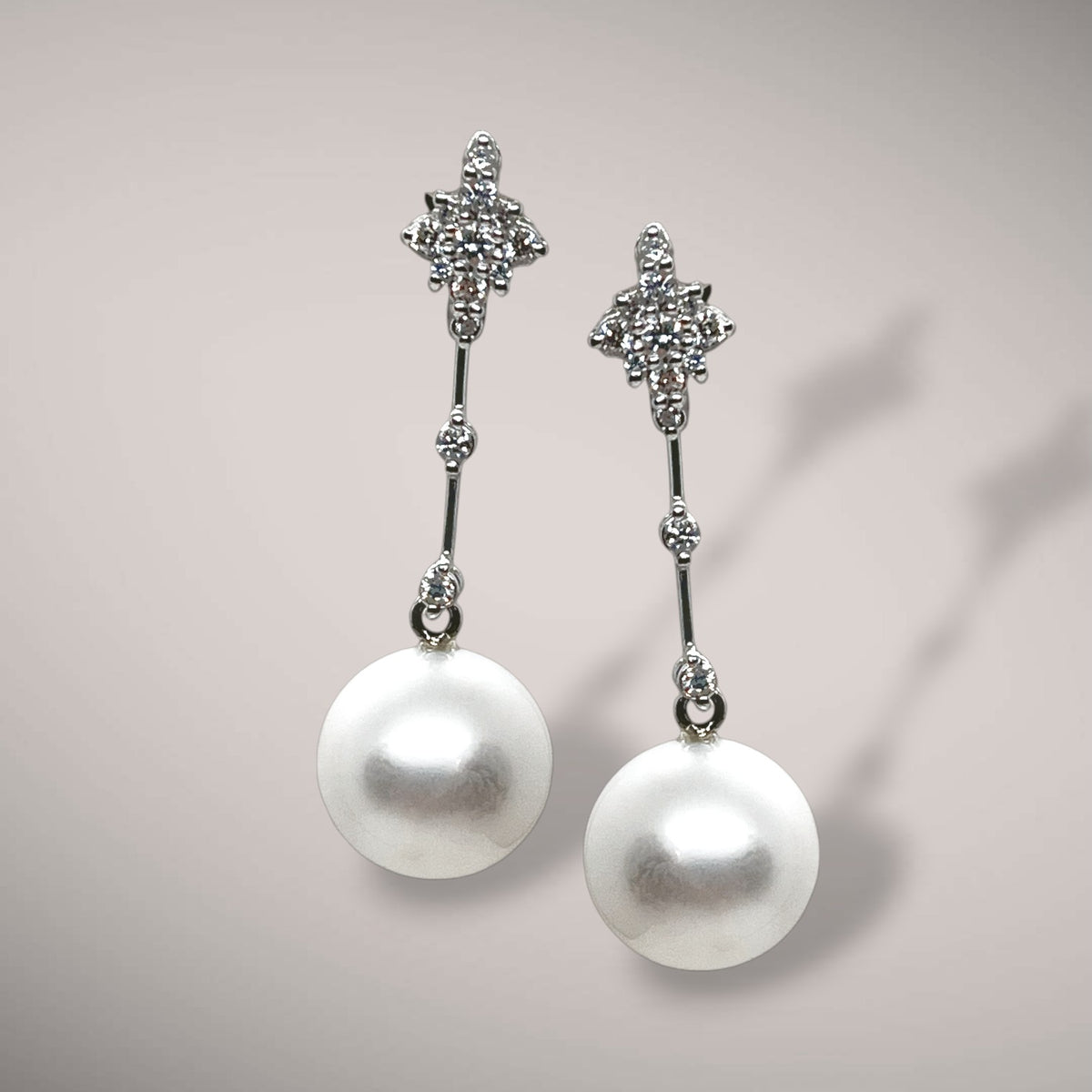 Orecchini in oro kt8 con diamanti taglio brillante ct0,26 e perle australiane
