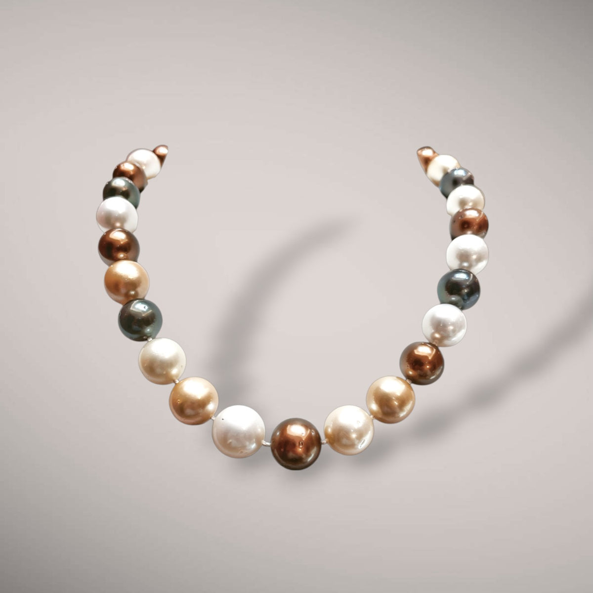 Collana con chiusura in oro kt18 e perle naturali coltivate multicolor