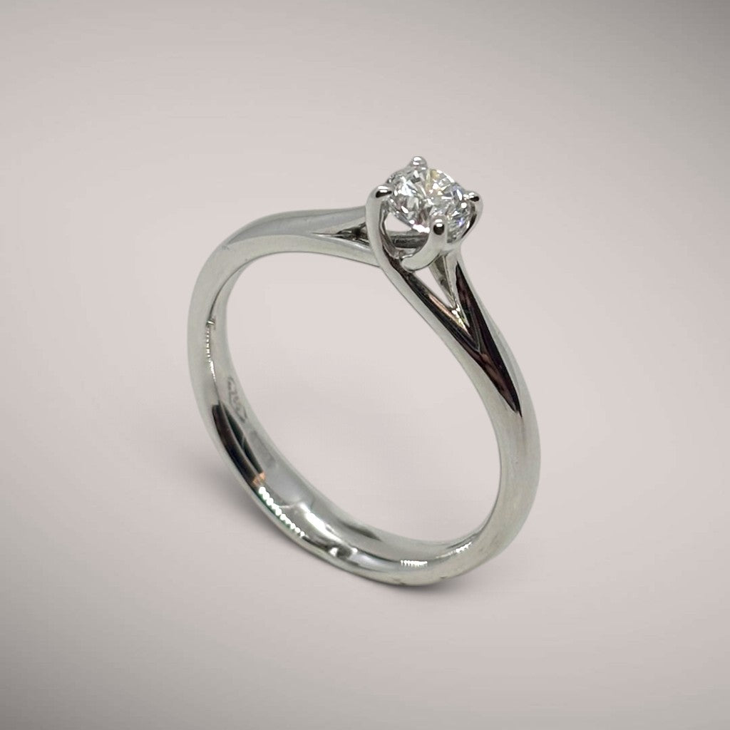 Anello in oro kt18 con diamante taglio brillante ct0,32 G SI