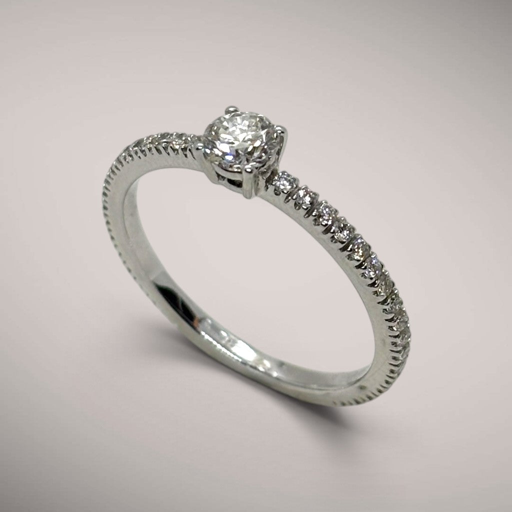 Anello in oro kt18 con diamante taglio brillante ct0,30 e diamanti taglio brillante ct0,56 G SI