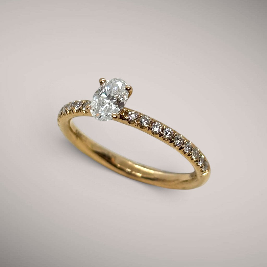 Anello in oro rosa kt18 con diamante taglio ovale ct0,44 e diamanti taglio brillante ct0,18