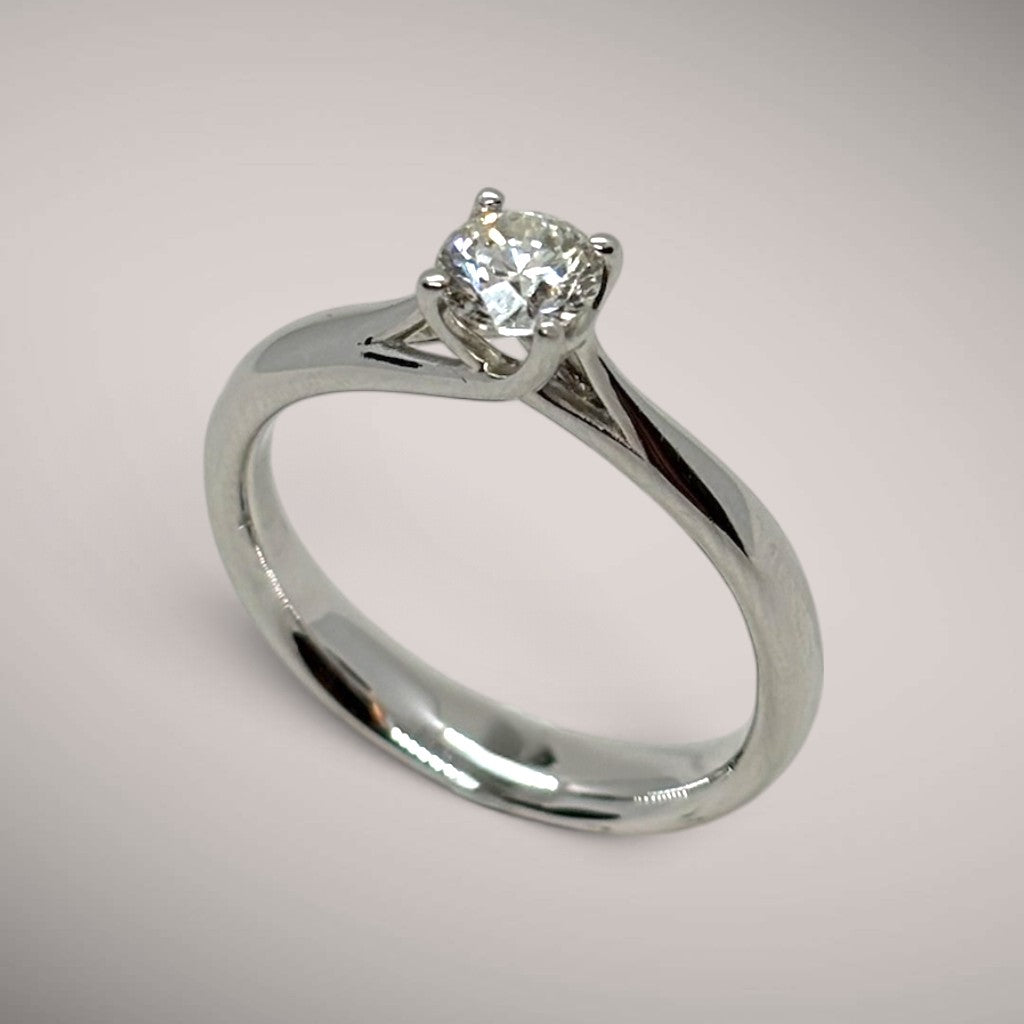 Anello in oro kt18 con diamante taglio brillante ct0,40 G SI
