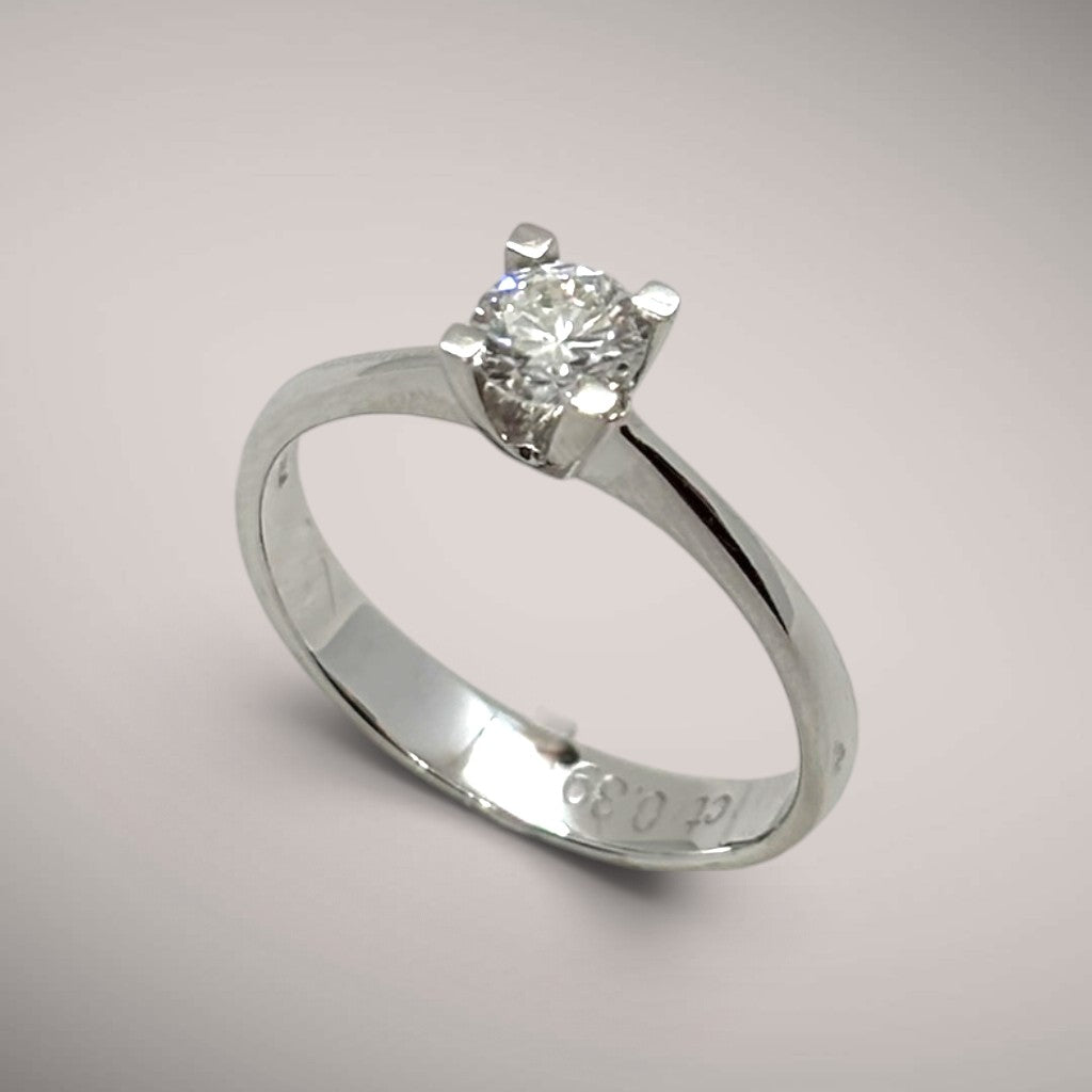 Anello in oro kt18 con diamante taglio brillante ct0,39 G VS1