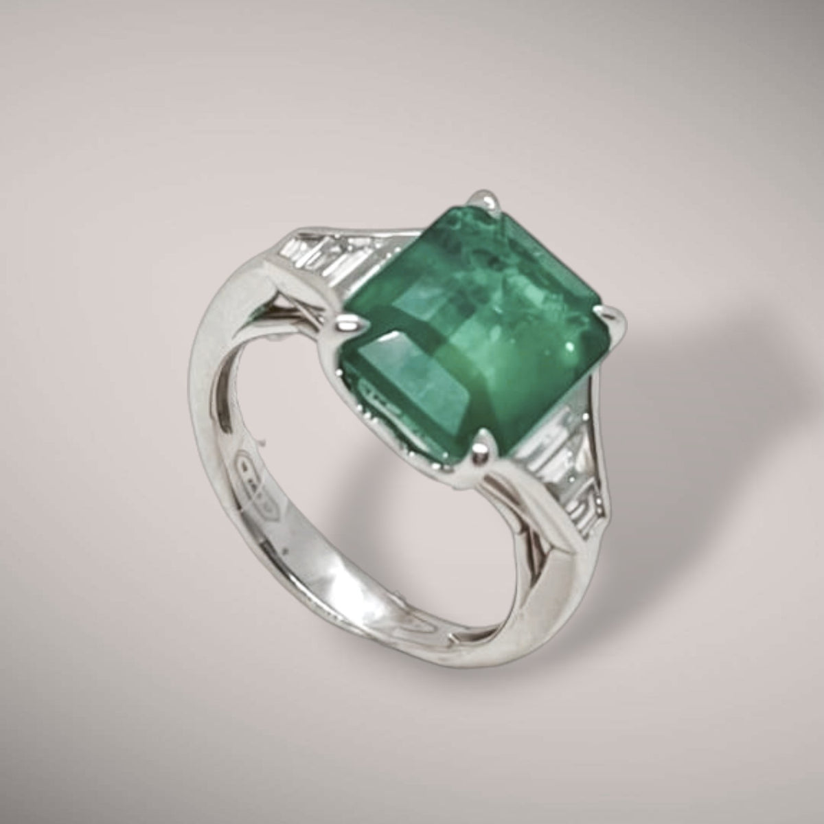 Anello con smeraldo ct4,04 certificato non trattato e diamantict0,54
