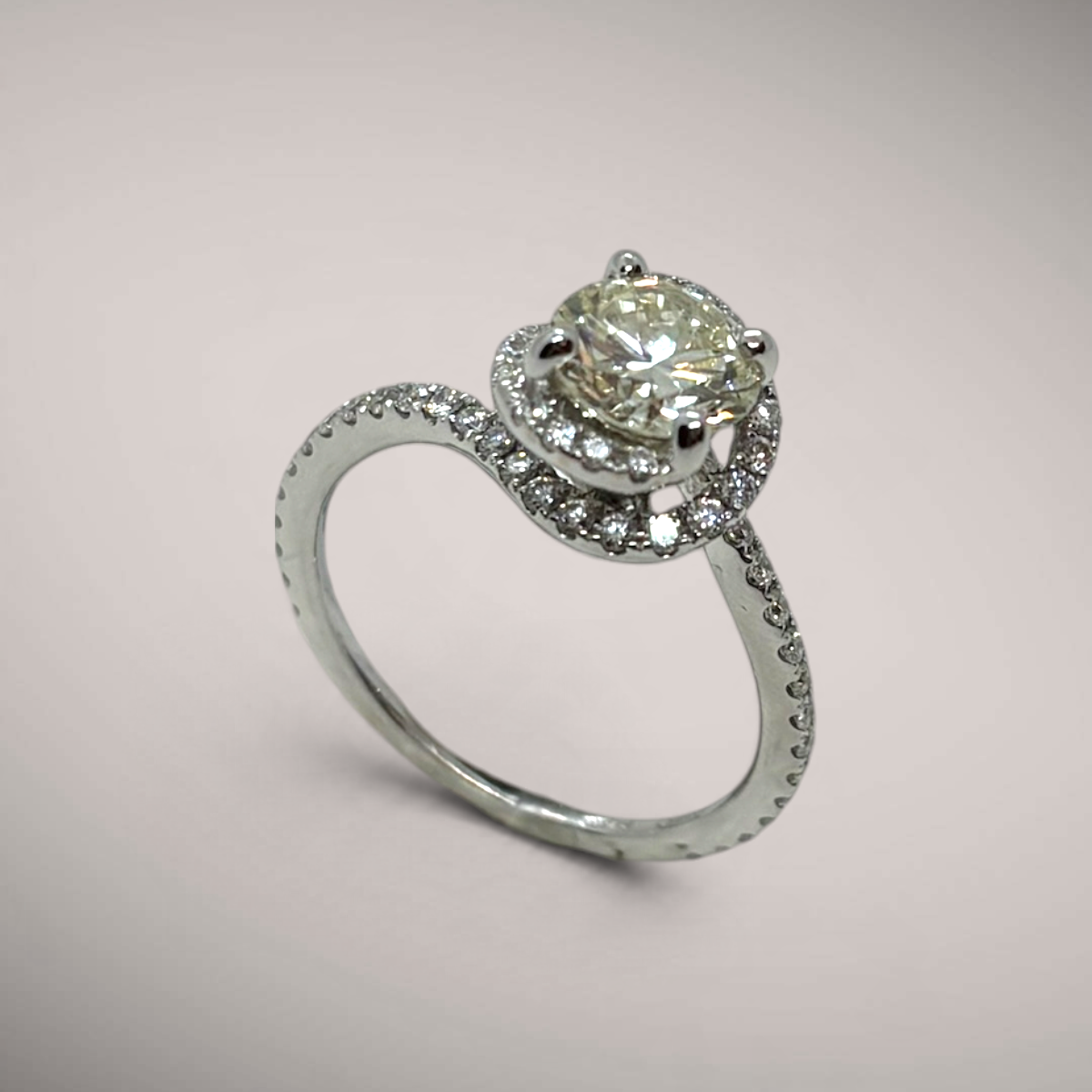 Anello con diamante taglio brillante ct1,19 certificato IGI e diamanti taglio brillante ct0,46