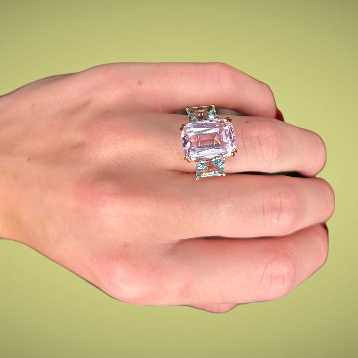 Anello con Kunzite ct12,58 certificata, acquamarina ct2,50 e diamanti taglio brillante ct0,20