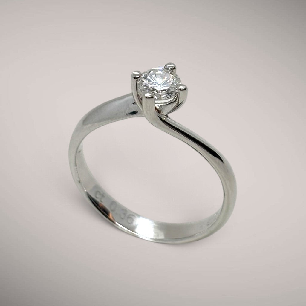Anello in oro kt18 con diamante taglio brillante ct0,36 F SI1