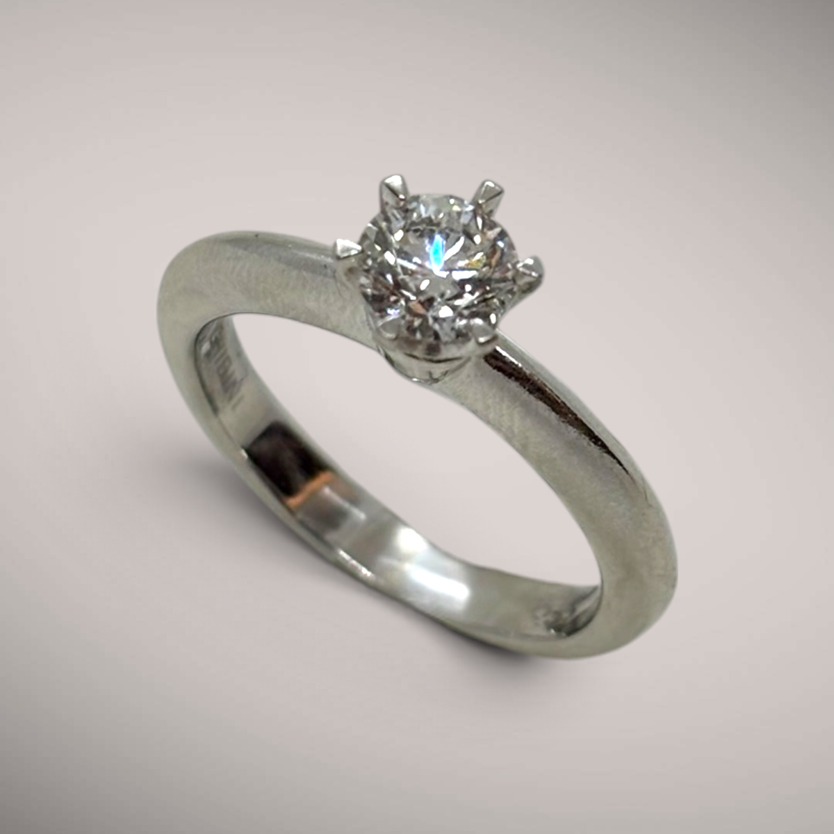 Anello in oro kt18 con diamante taglio brillante ct0,51 SI2 certificato IGI