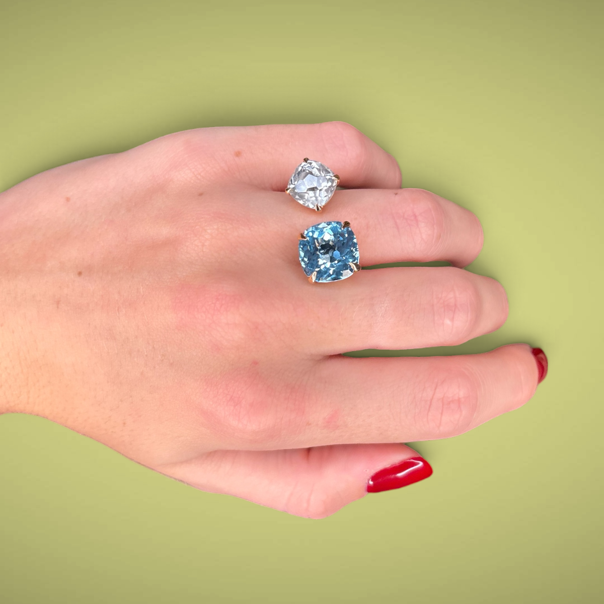 Anello in oro kt18 con topazio azzurro e cristallo di rocca