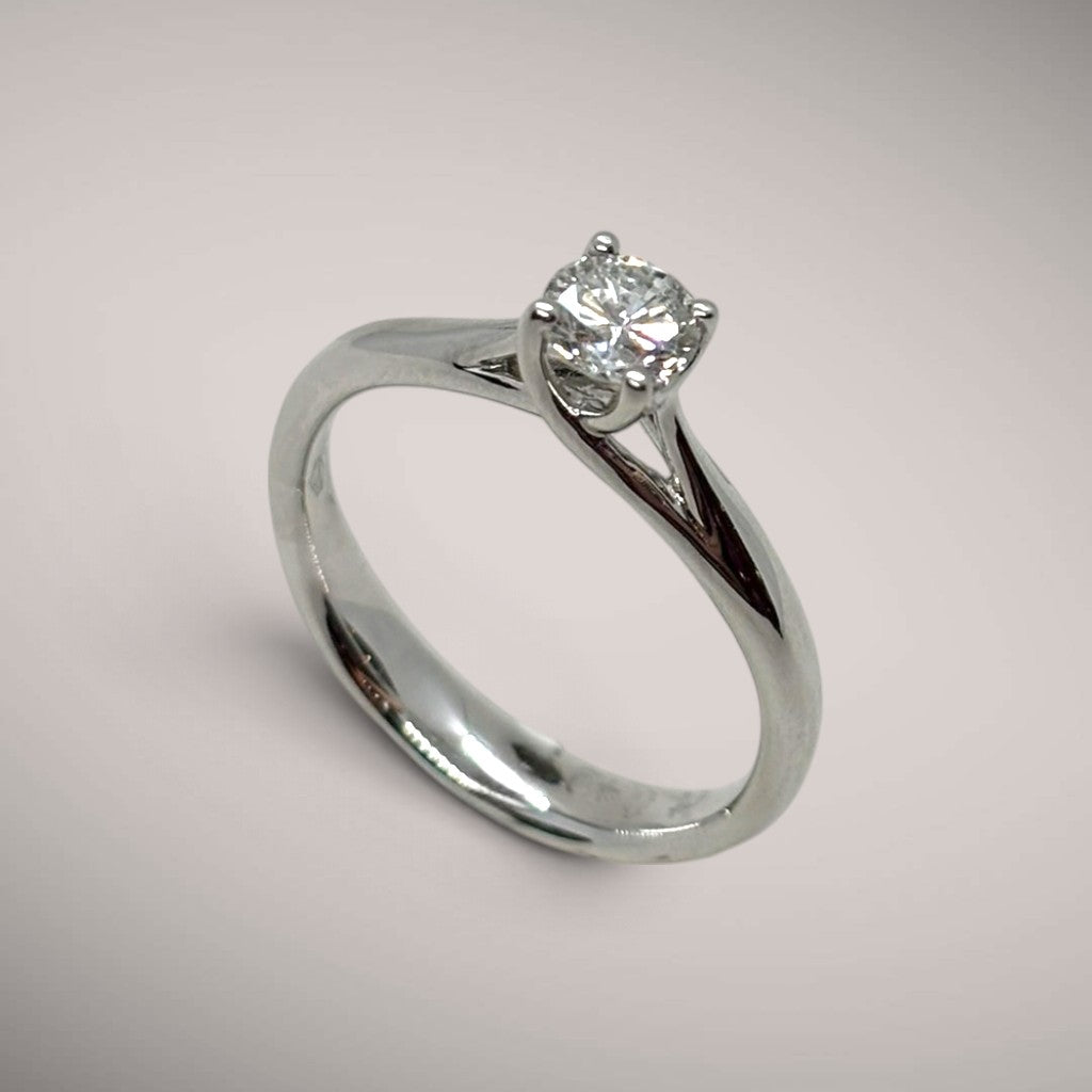 Anello in oro kt18 con diamante taglio brillante ct0,42 H SI