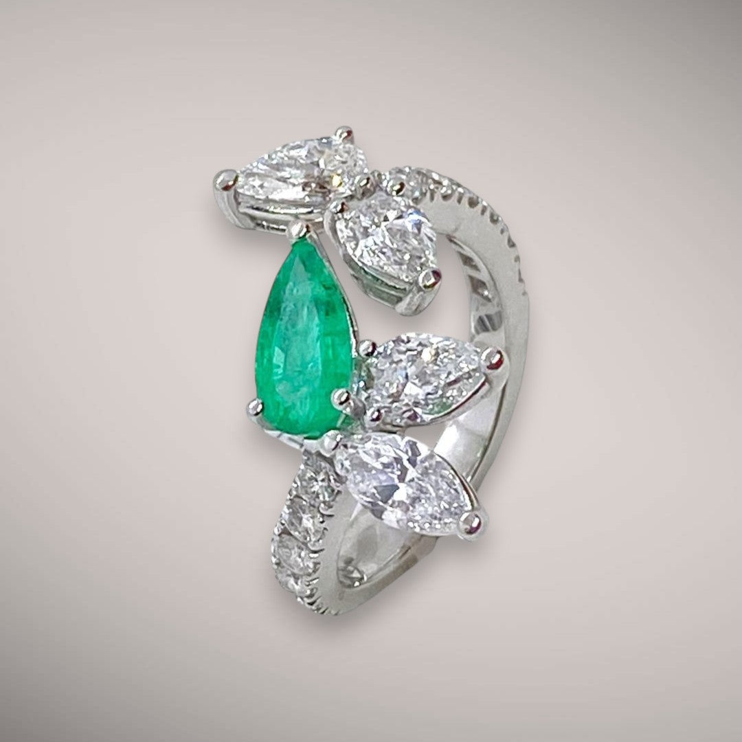 Anello con diamanti goccia ct2 certificati, diamanti taglio brillante e smeraldo taglio goccia