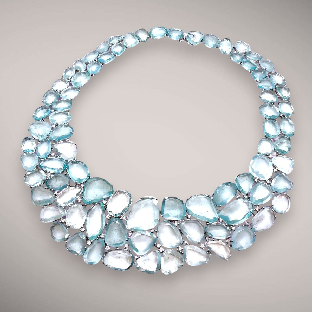 Collana di acquamarine taglio flat ct294,30 e diamanti taglio brillante ct1,45
