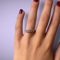 Anello con diamanti taglio brillante a scalare, centrale ct0,24 e diamanti per un totale di ct0,84 G SI