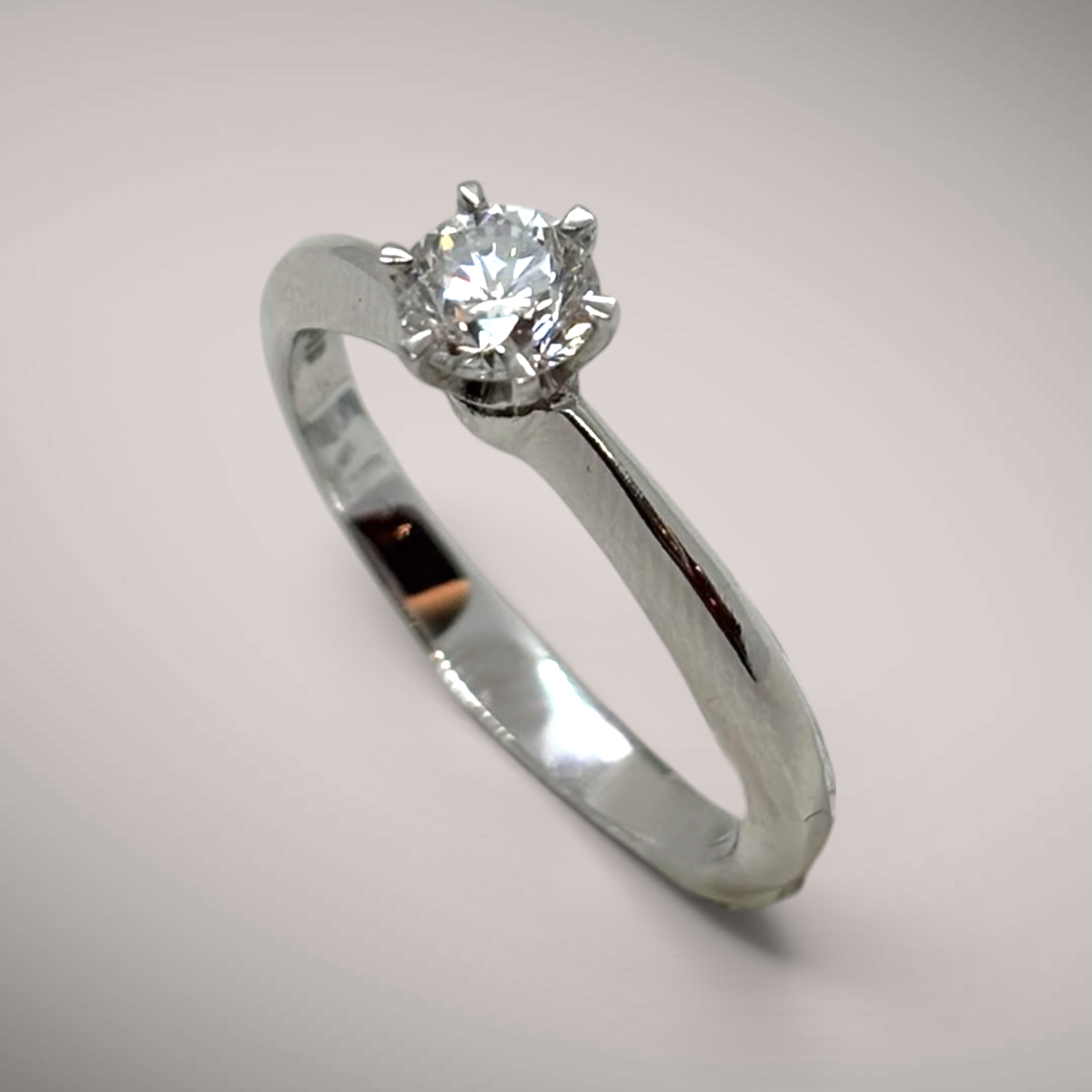 Anello in platino con diamante taglio brillante ct0,53 G VS2 certificato IGI