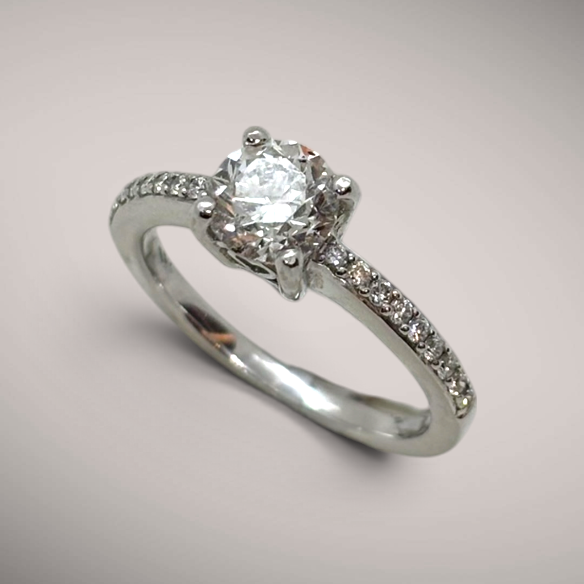 Anello in oro kt18 con diamante taglio brillante ct1,00 FSI2 certificato IGI con diamanti nella montatura ct0,17&nbsp;